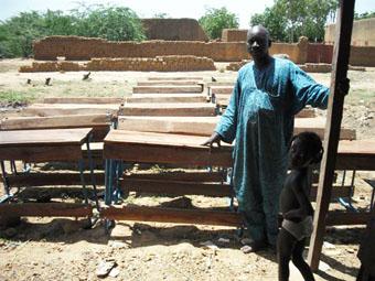 Bouba, l'entrepreneur qui a réalisé les tables pour l'école de Tina