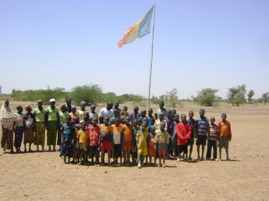2012-03-12 : levée du drapeau malien au début de chaque journée