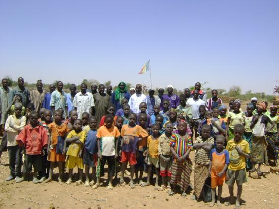 2012-03-12 enfants, maîtres, villageois et Comité à Déguébomo