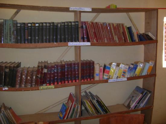 2012-04-10 : les rayonnages de la bibliothèque de Koro