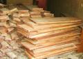 les planches de bois rouge deviendront tables d'écolier