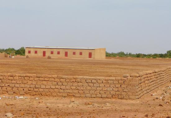 l'école de Kiri et son mur réalisé par les villageois
