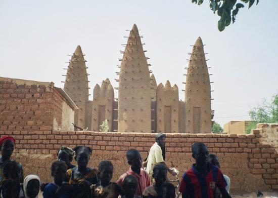 derrière la mosquée de style soudanais