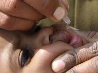 Injection vaccination enfant polio inde